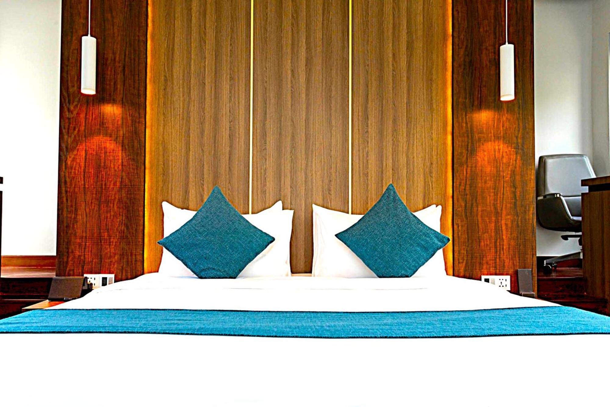Castle Bayview Resort & Spa Kâmpôt Zewnętrze zdjęcie