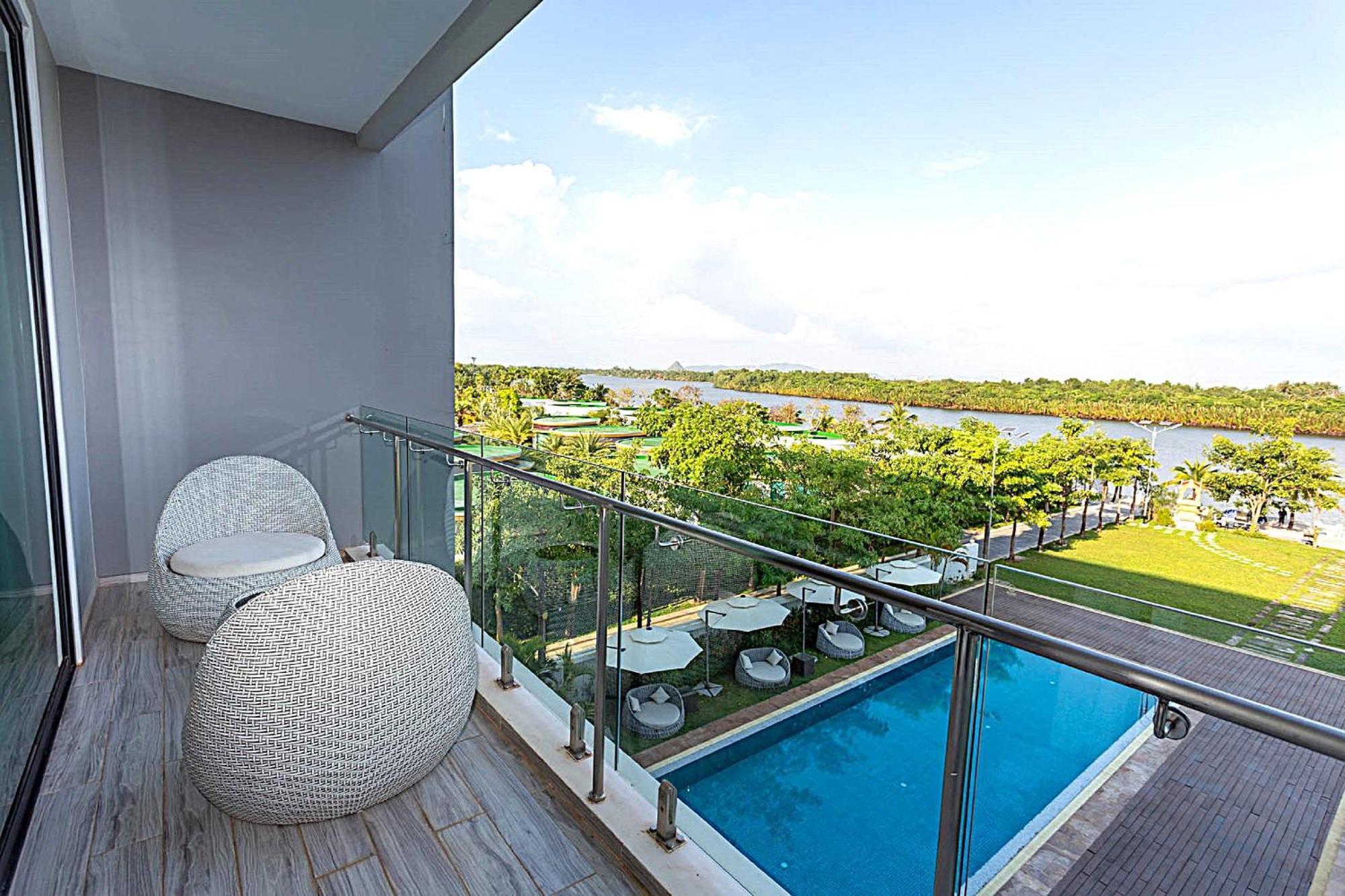 Castle Bayview Resort & Spa Kâmpôt Zewnętrze zdjęcie