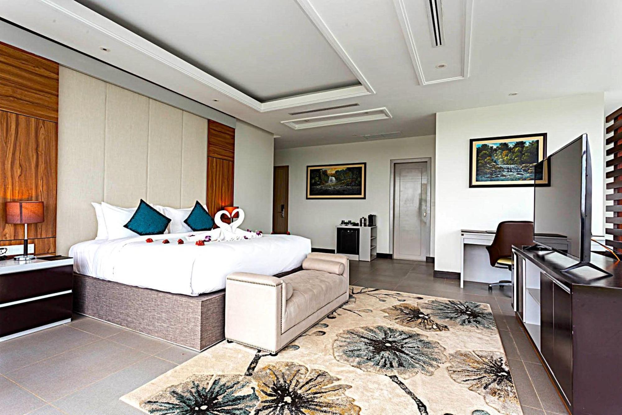 Castle Bayview Resort & Spa Kâmpôt Zewnętrze zdjęcie