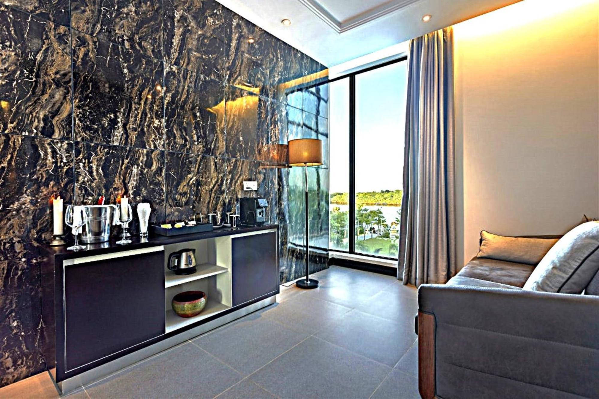 Castle Bayview Resort & Spa Kâmpôt Zewnętrze zdjęcie