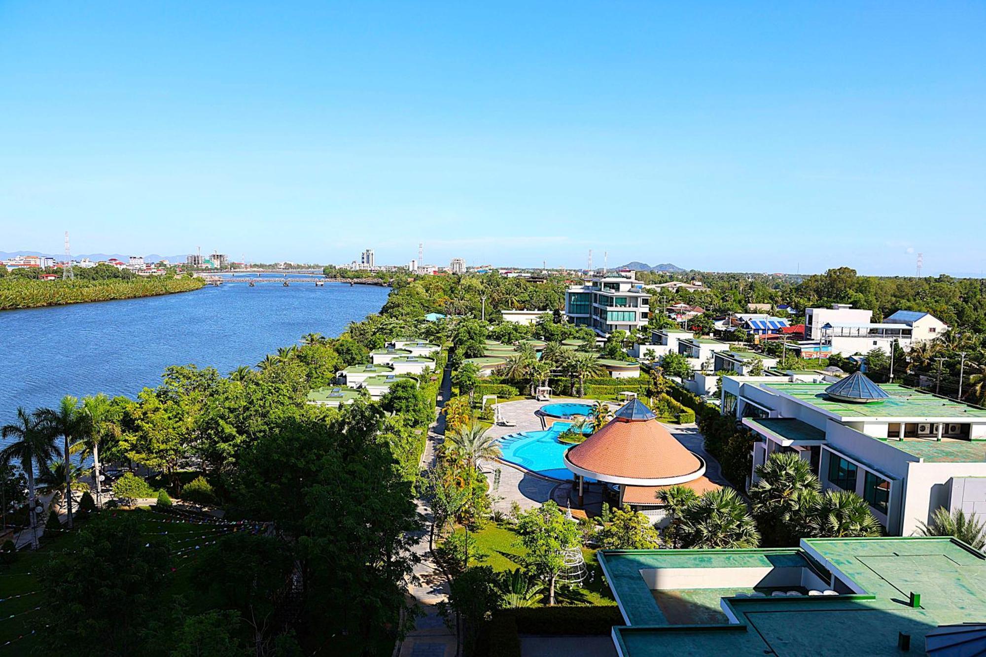 Castle Bayview Resort & Spa Kâmpôt Zewnętrze zdjęcie