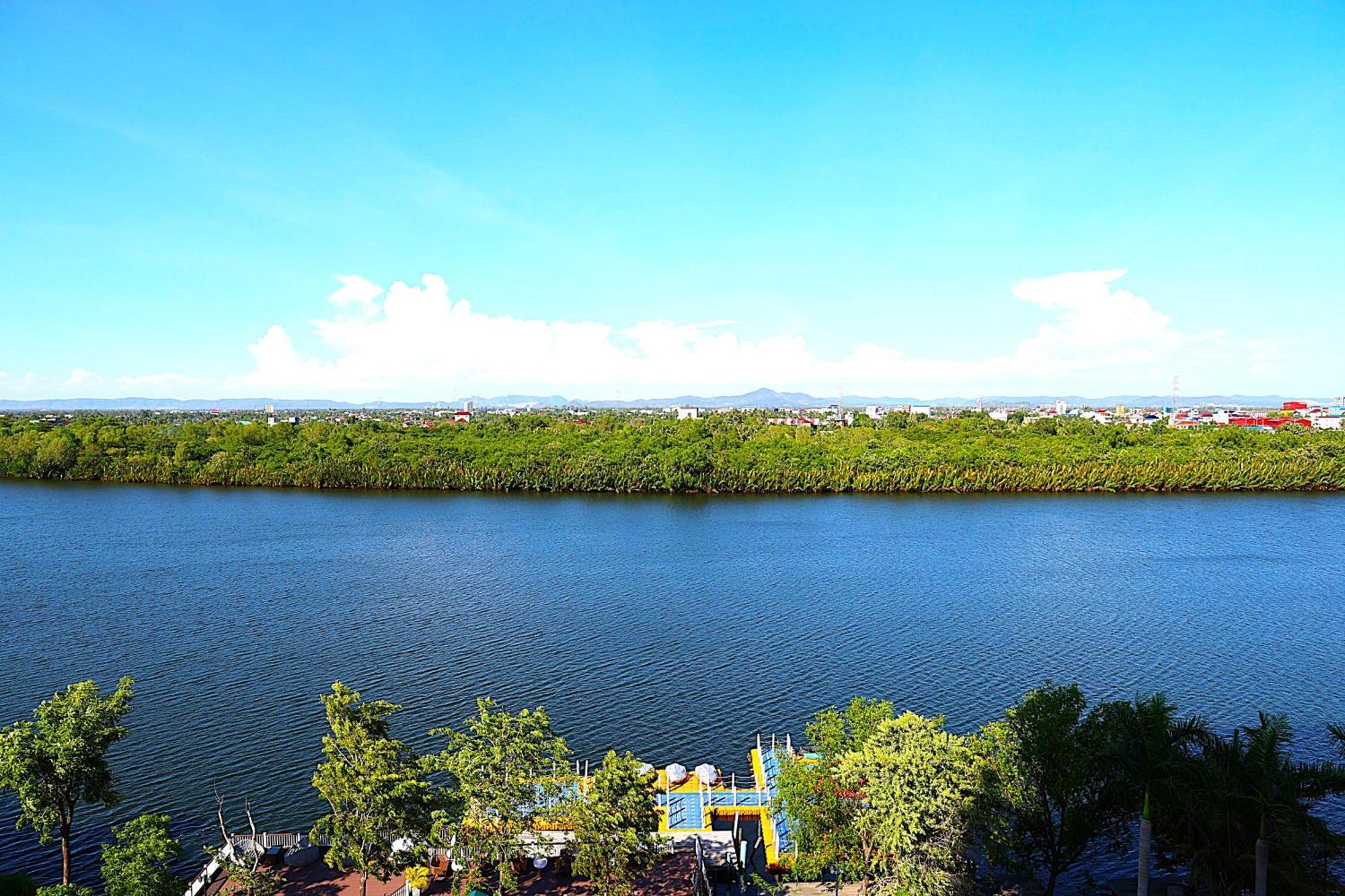 Castle Bayview Resort & Spa Kâmpôt Zewnętrze zdjęcie