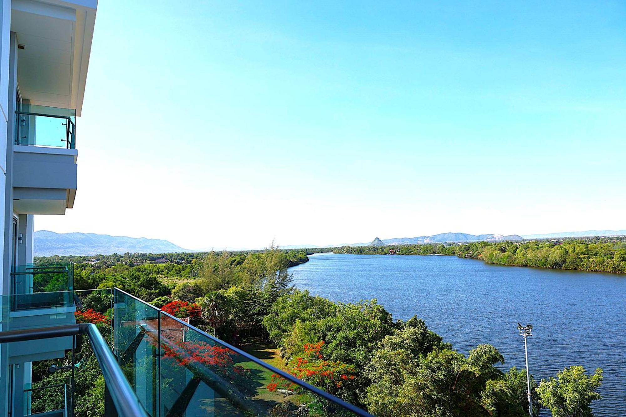 Castle Bayview Resort & Spa Kâmpôt Zewnętrze zdjęcie