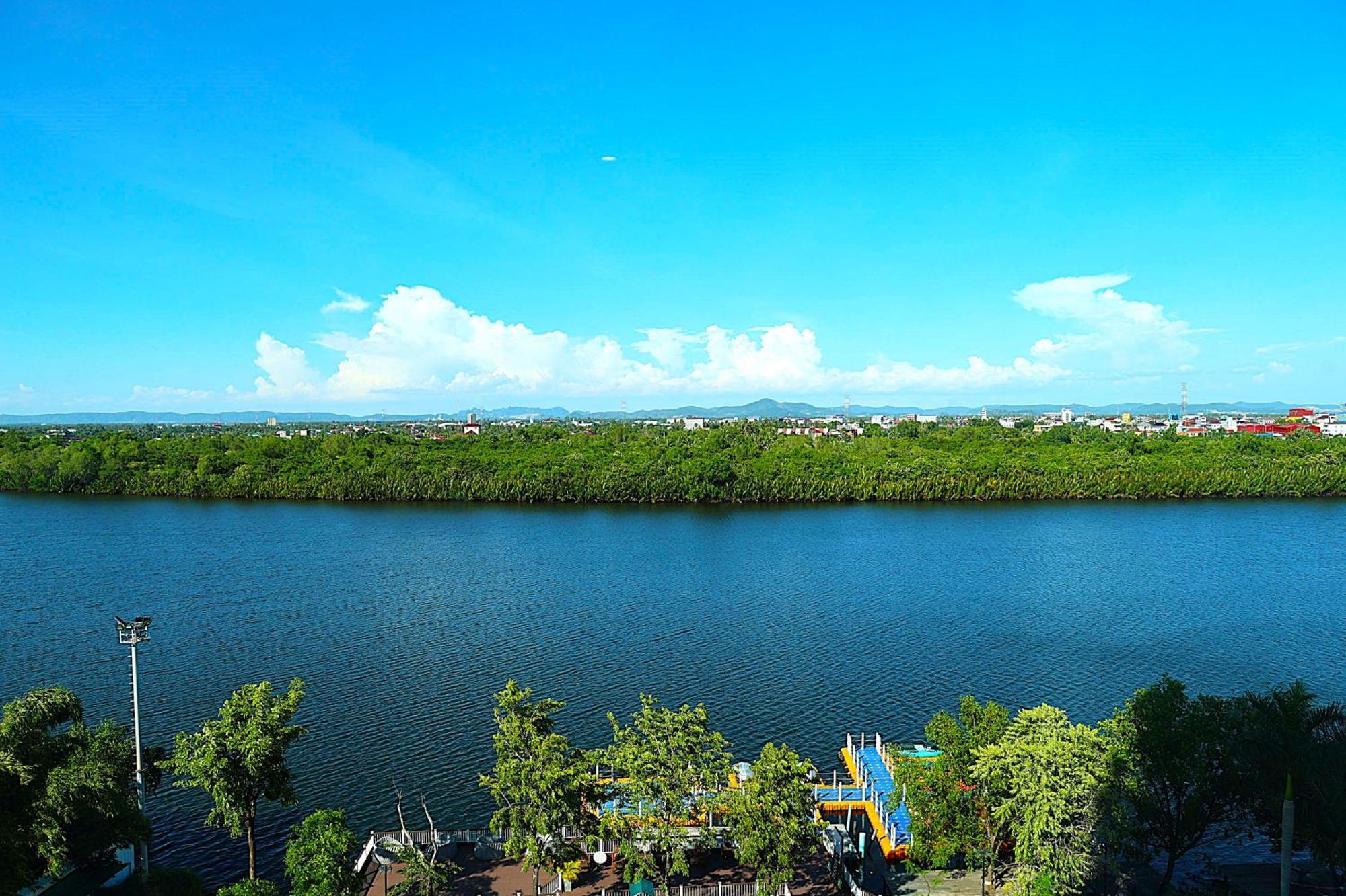Castle Bayview Resort & Spa Kâmpôt Zewnętrze zdjęcie